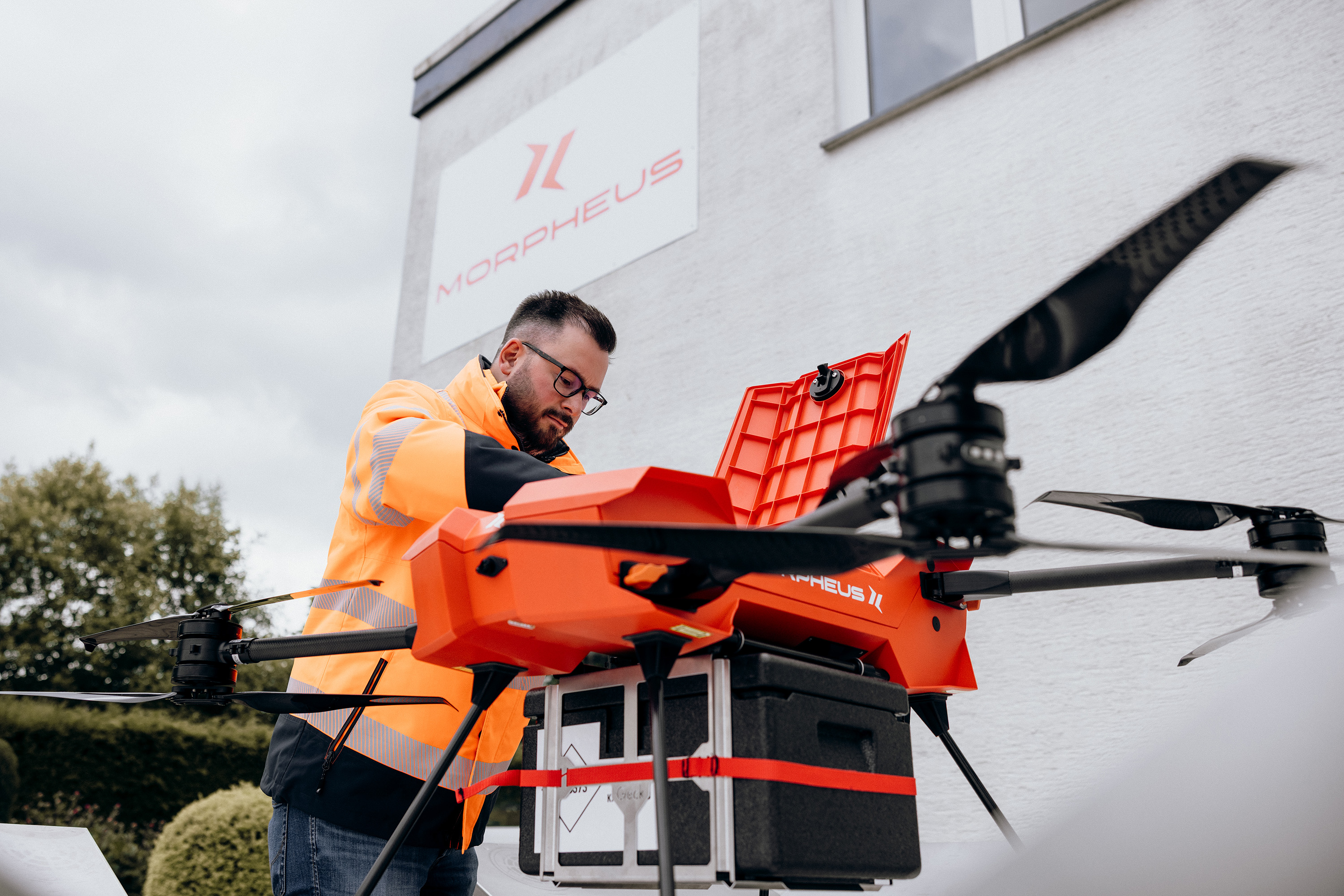 Sorgfältiger Pre-Flight-Check: Der Pilot bereitet die Drohne für den Probentransport vor